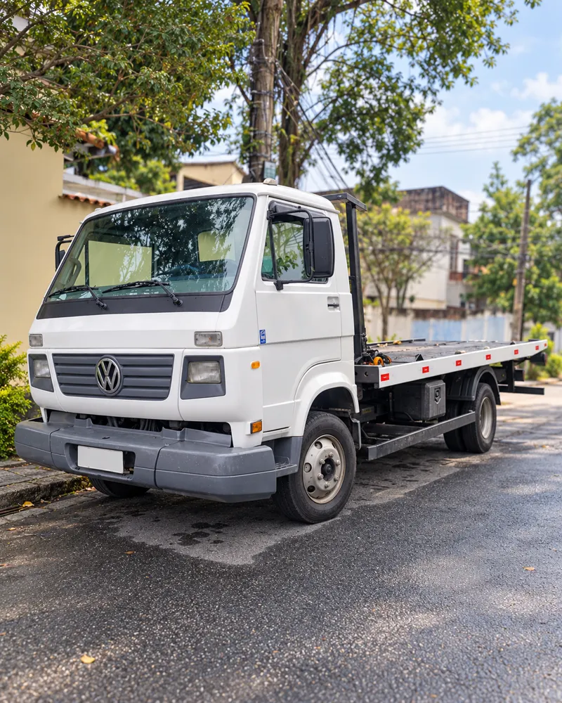 Caminhão guincho da Alemão Reboque com a plataforma vazia, pronto para atender